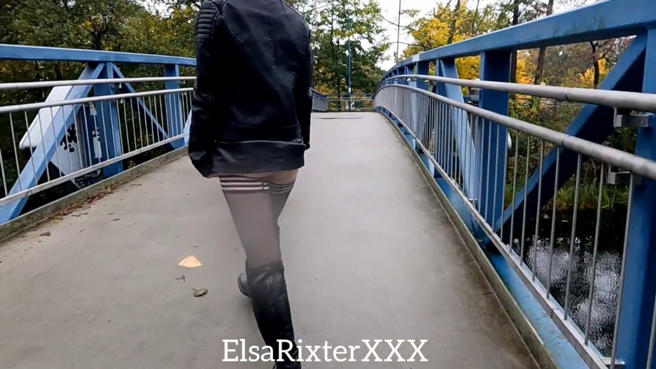 ElsaRixterXXX - Hei?e ehefrau - Mein Spaziergang auf der Brucke, ohne hoschen, eng...